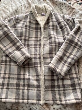 Cozy Plaid Sherpa-Lined Fleece Jacket in Cream & Gray